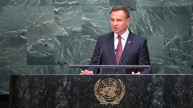 Na 70. sesji Zgromadzenia Ogólnego Narodów Zjednoczonych prezydent Polski zaapelował, by tworzyć świat oparty na sile prawa, a nie na prawie siły.