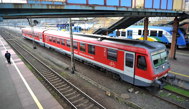 Od czwartku pasażerowie pociągów ze Szczecina do Lubeki muszą korzystać z autobusowej komunikacji zastępczej. Niemiecki przewoźnik Deutsche Bahn do pierwszego listopada zawiesza połączenia szynobusowe na tym odcinku na czas remontu linii kolejowej i wymiany torów.