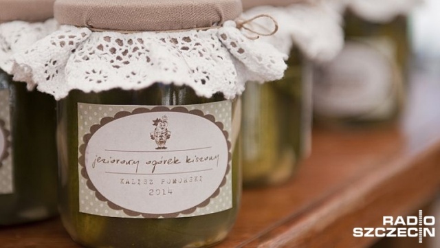 Minister rolnictwa podpisał rozporządzenie w sprawie sprzedaży bezpośredniej. Chodzi o przepisy, które mają umożliwić właścicielom gospodarstw handel na niewielką skalę przetworami - ogórkami małosolnymi albo gruszkami w occie.