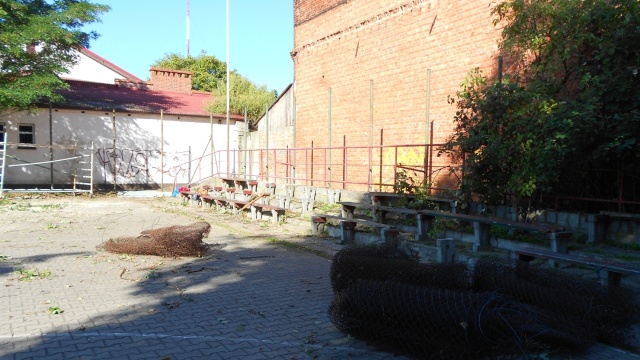 Zniszczone trybuny, porośnięte chwastami i śmieci - tak do tej pory wyglądało boisko przy ulicy Rostockiej, na szczecińskim Warszewie. Pod koniec miesiąca - to się zmieni. Boisko przechodzi właśnie metamorfozę.