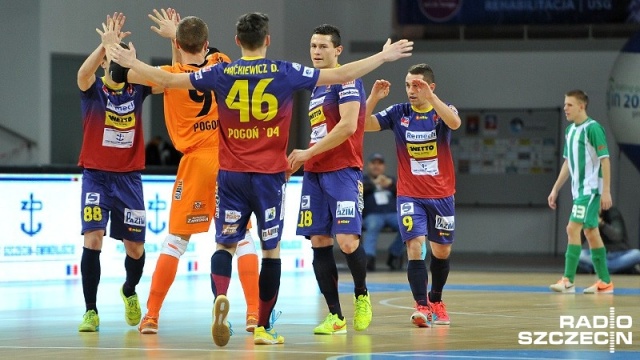 Chorzów szczęśliwy dla piłkarzy Pogoni. Po piątkowym zwycięstwie portowców z Ruchem 2:0 w piłkarskiej ekstraklasie, dziś komplet punktów na Górnym Śląsku w rozgrywkach o mistrzostwo Polski zdobyli halowi piłkarze Pogoni 04 Szczecin.