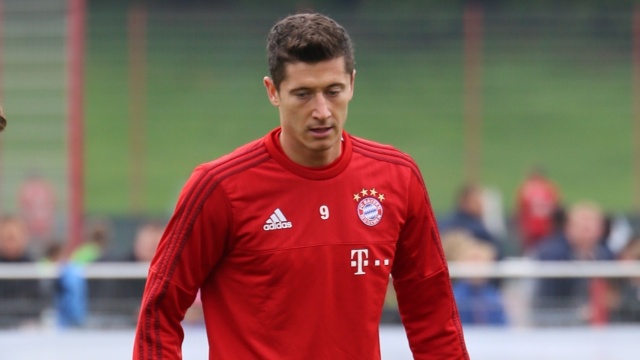 Robert Lewandowski zdobył kolejne bramki w czwartym ligowym spotkaniu z rzędu w barwach Bayernu. W niedzielny wieczór monachijska drużyna wygrała z wiceliderem niemieckiej Bundesligi Borussią Dortmund 5:1.