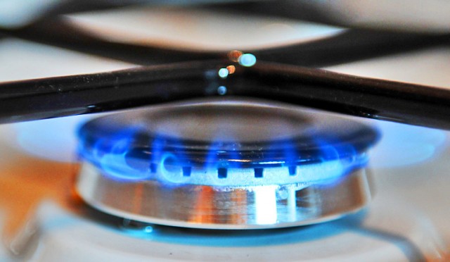 Wszyscy zapłacimy za działanie świnoujskiego terminalu - informuje Rzeczpospolita. Cześć kosztów jego funkcjonowania ma być doliczona do rachunków za gaz. Chce tego Polskie Górnictwo Naftowe i Gazownictwo, które swoją propozycję przekazało Urzędowi Regulacji i Energetyki.