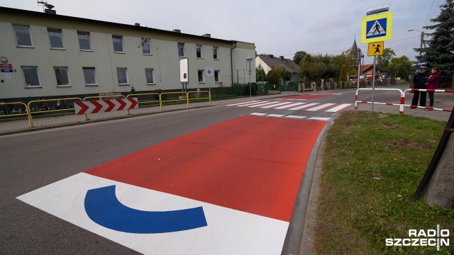 Maty antypoślizgowe skracają drogę hamowania, światła zapalają się, kiedy pieszy podchodzi do przejścia, a w jezdni zamontowane są odblaski.