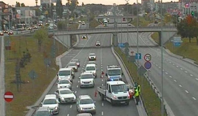 Dostawczy Mercedes i samochód osobowy zderzyły się na Struga. Podróżującej osobówką kobiecie nic się nie stało. Jej dziecko pogotowie przewiozło na badania do szpitala.
