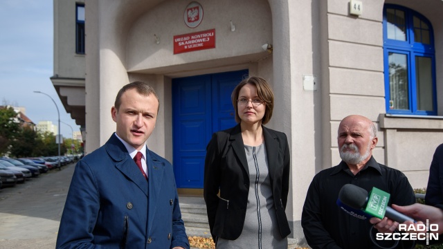 Kandydaci ruchu Kukiz 03915 bez ogródek o Zakładzie Ubezpieczeń Społecznych: - ZUS to rozkładający się trup, którego fetor nie pozwala spać obywatelom - mówiła na czwartkowej konferencji prasowej jedna z kandydatek na posła ze Szczecina.