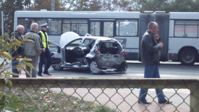 Na Estakadzie Pomorskiej na jezdni w kierunku centrum Szczecina doszło do wypadku. Samochód osobowy zderzył się z autobusem.
