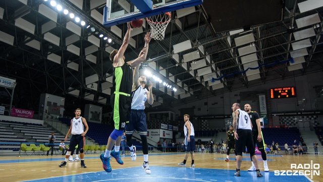 Nieudana inauguracja rozgrywek o mistrzostwo Polski koszykarzy drużyny King Wilki Morskie Szczecin. W niedzielę, w pierwszym pojedynku Tauron Basket Ligi, ekipa trenera Marka Łukomskiego przegrała z Energą Czarnymi Słupsk 81:98.