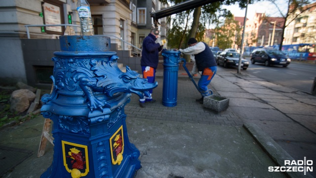 150-letnie pompy jak nowe. Montaż berlinki po liftingu kończą właśnie szczecińskie wodociągi przy alei Piastów. W ciągu kilku godzin tryśnie z niej woda.