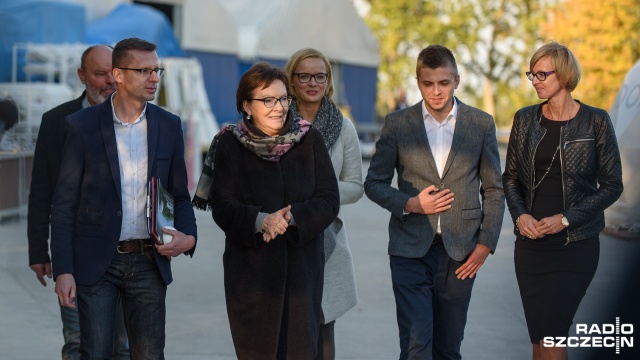Państwo chce wspierać młodych ludzi - mówiła w poniedziałek w Kołbaskowie Ewa Kopacz. W ramach objazdu po Zachodniopomorskiem premier gościła w siedzibie podszczecińskiej firmy produkującej namioty sferyczne.