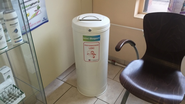 W 160 aptekach w Szczecinie pojawiły się mini ekoporty. To specjalne pojemniki, w których można zostawiać zużyte opakowania po lekach lub przeterminowane medykamenty.