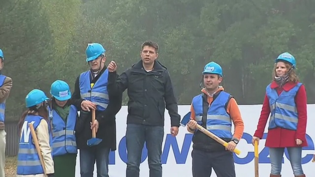 Politycy Nowoczesnej wynajęli dźwig i zburzyli mur. Na specjalnie postawionej ścianie widniały partyjne loga PO, PIS, PSL i SLD.