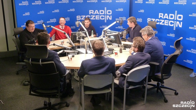 Goście Kawiarenki Politycznej Radia Szczecin komentowali wyjazdowe posiedzenie Rządu w Szczecinie i wizytę Premier Ewy Kopacz na Pomorzu Zachodnim, podczas której oficjalnie otwarty został świnoujski gazoport, zapadły też decyzje o budowie drogi S6, której fragmentem stanie się zachodnia obwodnica Szczecina.
