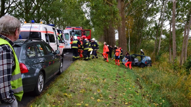 Dwie osoby zostały ranne i trafiły do szpitala po wypadku, do jakiego doszło na krajowej trójce. W miejscowości Płocin, między Wolinem a Dargobądzem, jeden z kierowców nie zapanował nad autem i jazdę skończył na przydrożnym drzewie.