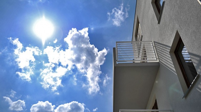 Budujemy coraz mniejsze domy, mieszkamy w coraz to mniejszych klitkach - wynika z najnowszych danych Głównego Urzędu Statystycznego.