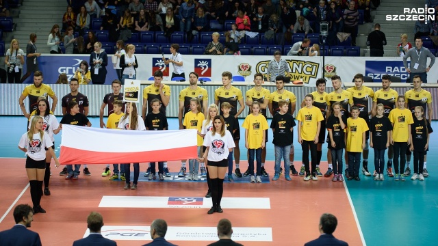 Asy serwisowe, efektowne bloki i ofiarne pady. Trwa charytatywny turniej Giganci Siatkówki w hali Azoty Arena w Szczecinie.