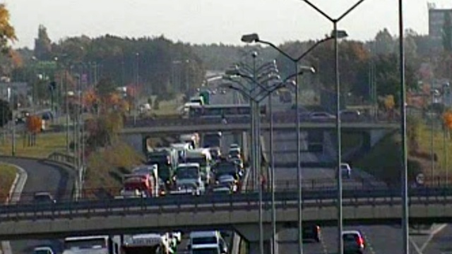 Ulica Struga w Szczecinie totalnie zakorkowana. Samochody jadące w kierunku centrum zatrzymują się jeszcze przed wiaduktem łączącym Łubinową z Wiosenną.