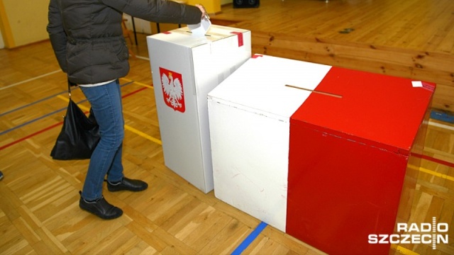 Platforma Obywatelska prawie osiem punktów procentowych przed Prawem i Sprawiedliwością - to wyniki wyborów z okręgu koszalińskiego. Głosowało ponad 55 procent uprawnionych.