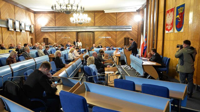 Przetasowania w radzie miasta po wyborach parlamentarnych