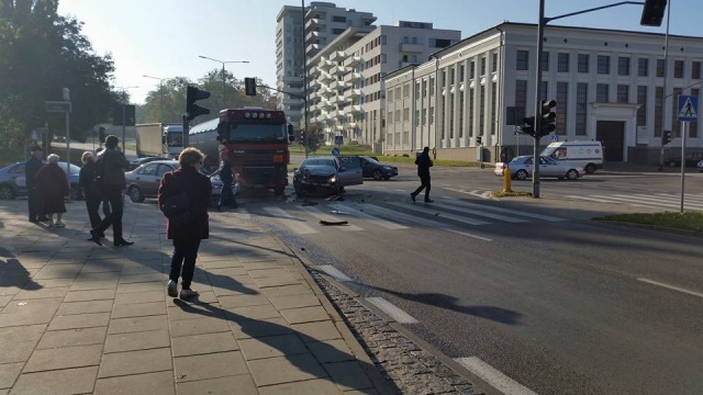 Kolizja i utrudnienia w ruchu na skrzyżowaniu ulic Sczanieckiej i Emilii Plater w Szczecinie.
