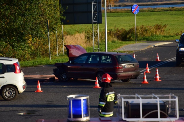 Zderzenie dwóch aut osobowych na drodze krajowej 93 za przeprawą Karsiborską w Świnoujściu.