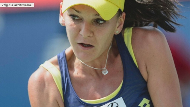 Agnieszka Radwańska nadal ma szansę na awans do półfinału tenisowego turnieju Masters w Singapurze. Isia w swoim ostatnim meczu grupy czerwonej odniosła premierowe zwycięstwo pokonując Rumunkę Simonę Halep 7:6, 6:1.
