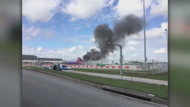 Do groźnego pożaru samolotu doszło na amerykańskim lotnisku Fort Lauderdale na Florydzie. Podczas startu maszyna stanęła w płomieniach. Odpowiednie służby natychmiast ugasiły ogień i ewakuowały pasażerów. Część podróżnych w wyniku odniesionych obrażeń trafiła do szpitala.