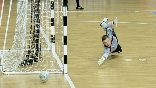Halowi piłkarze Pogoni 04 w piątkowy wieczór pokonali Red Dragons Pniewy 4:1. To szósty z rzędu mecz Portowców bez porażki w ekstraklasie futsalu i czwarte zwycięstwo w tym sezonie.