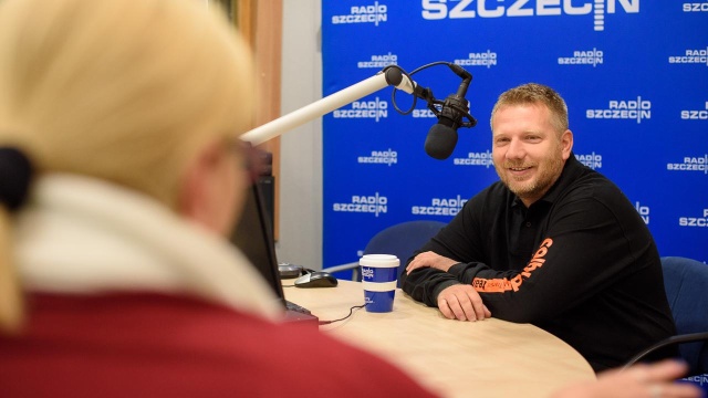Problemy techniczne zmusiły go do powrotu do portu, ale wrócił na trasę. Reprezentujący Szczecin żeglarz Radek Kowalczyk ma godzinę straty na trasie regat Mini Transat.