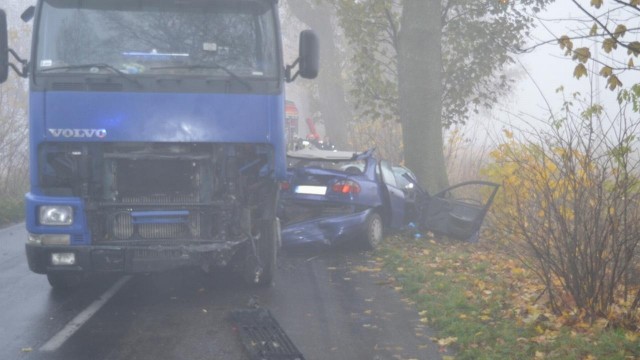 Wypadek niedaleko Łobza. Dwie osoby ranne, droga zablokowana