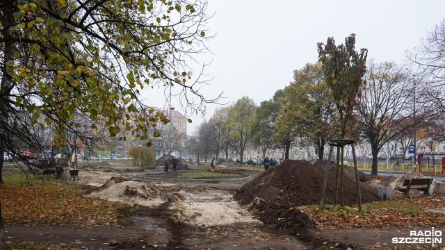 Będzie nowy chodnik i trawnik - rozpoczął się drugi etap prac na skwerze przy ulicy Bema w Szczecinie. Całość ma kosztować prawie 150 tysięcy złotych.