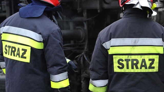 Droga wojewódzka nr 108 między Płotami a Golczewem jest zamknięta. W piątek rano na jezdnię z ciężarówki wylał się olej napędowy.