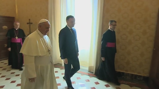 Prezydent RP spotkał się w poniedziałek z papieżem Franciszkiem. Andrzej Duda podarował papieżowi obraz Matki Boskiej Częstochowskiej, a otrzymał papieski medal oraz egzemplarz encykliki Laudato si.