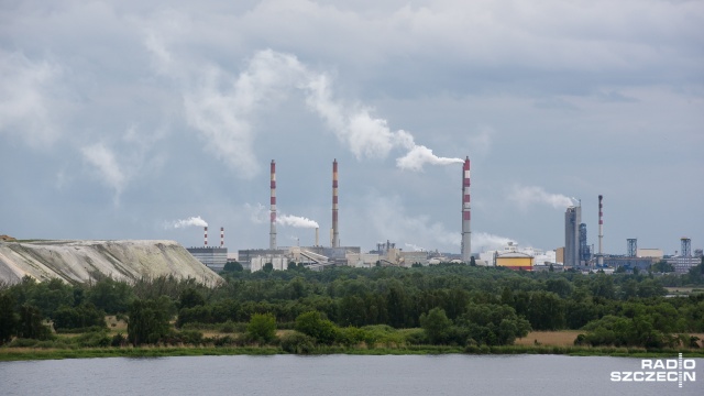 300 tysięcy ton fosforytów z Senegalu trafi w tym roku do Zakładów Chemicznych Police. To kilkanaście statków, które będą rozładowane w polickim porcie. To właśnie w Senegalu Grupa Azoty kupiła udziały w kopalni fosforytów. Dzięki temu ma tańszy surowiec do produkcji nawozów.