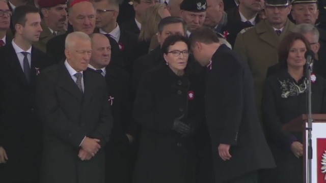 Premier Ewa Kopacz i prezydent Andrzej Duda mieli rozmawiać przez chwilę o czwartkowej dymisji rządu przed Grobem Nieznanego Żołnierza w Warszawie.
