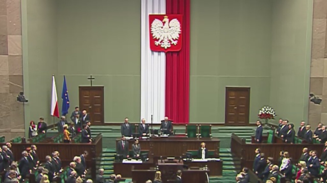 Prezydent apelował o mądrą dyskusję, marszałek senior podkreślał, że nie można zgodzić się na panowanie pieniądza nad polityką i prawdą. W czwartek po południu rozpoczęło się pierwsze posiedzenie Sejmu VIII kadencji.