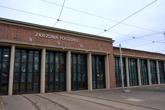 Jest najnowocześniejszą w Polsce, a jednocześnie tramwaje nocują w pieczołowicie i z najdrobniejszymi szczegółami odrestaurowanej hali zbudowanej w 1934 roku. Zajezdnia Pogodno przy al. Wojska Polskiego gotowa po remoncie.