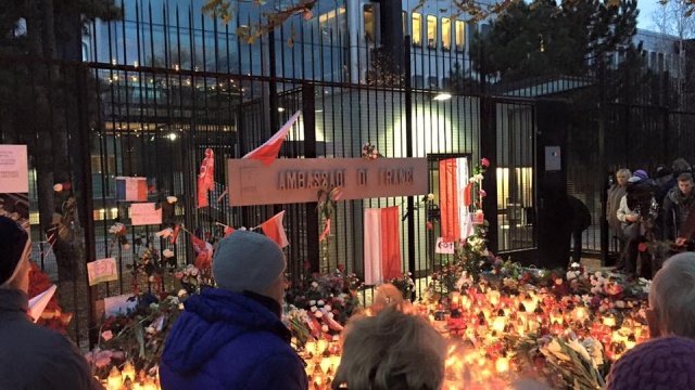 W południe Europejczycy uczcili minutą ciszy ofiary piątkowych zamachów w Paryżu i wszystkich pozostałych ofiar terroryzmu na całym świecie.