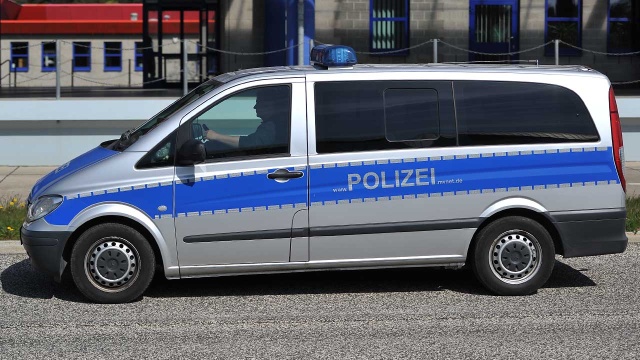 To odpowiedź naszych zachodnich sąsiadów na piątkowe zamachy do jakich doszło w Paryżu. Na największych lotniskach i dworcach kolejowych funkcjonariusze będą nosić kamizelki kuloodporne, a ich broń będzie widoczna.