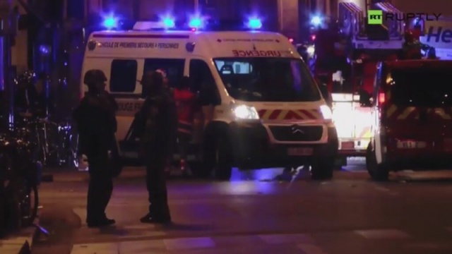 Krzyk, atak paniki i ludzie uciekający w popłochu - tak kilka minut przed godziną 19 w niedzielę, wyglądał plac Republiki w Paryżu.