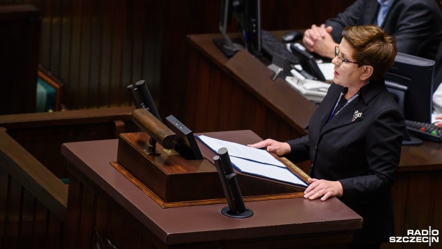 500 złotych na dziecko, od drugiego dziecka w rodzinie, obniżenie wieku emerytalnego do 60 lat dla kobiet i 65 dla mężczyzn, podniesienie kwoty wolnej od podatku do ośmiu tysięcy złotych, bezpłatne leki od 75 roku życia i podwyżka minimalnej stawki za godzinę pracy do 12 złotych - od takich deklaracji swoje expose rozpoczęła nowa premier Beata Szydło.