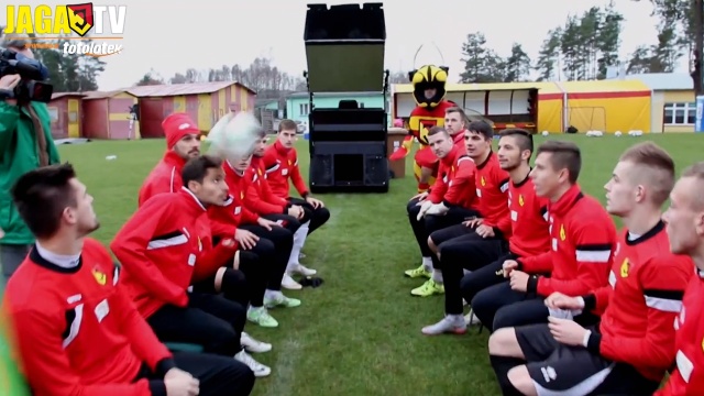 Prawie dwa tygodnie temu piłkarze Pogoni rozpoczęli Ekstraklasa Bin Challenge. Challenge, bo to wyzwanie dla najlepszych piłkarzy - muszą siedząc naprzeciwko siebie podawać sobie piłkę głową. Bin, czyli kosz - bo na końcu piłka ląduje w koszu na śmieci.