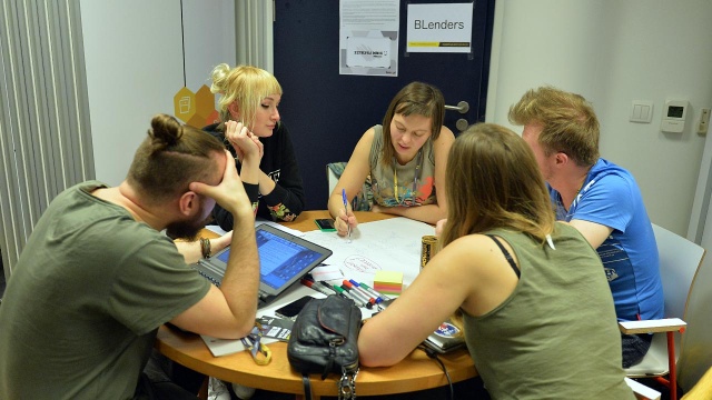 Maraton magików internetu rozpoczął się w Szczecinie. 50 programistów, grafików i projektantów, podzielonych na 11 drużyn, przez 24 godziny będzie zmagać się z jednym zadaniem - sprawić, że z sieci będzie się korzystać łatwiej.
