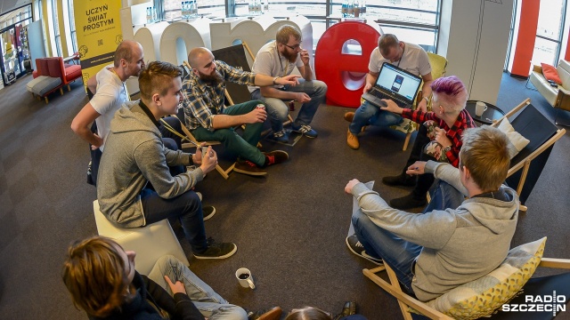 Spędzili już 22 godziny przed komputerami po to, żeby ułatwić dostęp do Internetu, ale to nie koniec ich pracy. Mowa o 50 uczestnikach Hackathonu, czyli informatycznego maratonu, który trwa w Szczecinie.