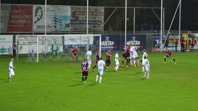 Piłkarskie derby Pomorza Zachodniego w 2. lidze dla Kotwicy Kołobrzeg. Zespół trenera Piotra Tworka pokonał na własnym stadionie Błękitnych Stargard Szczeciński 2:1.
