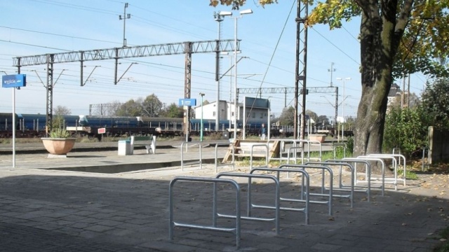 1200 rowerowych stojaków przy dworcach i przystankach kolejowych zamontowała spółka PKP PLK. W naszym województwie od teraz swój rower zaparkujemy m.in. na stacji w Stargardzie, Choszcznie, Szczecinie Dąbiu, Gryfinie i Kaliszu Pomorskim, w sumie w ponad trzydziestu miejscowościach.