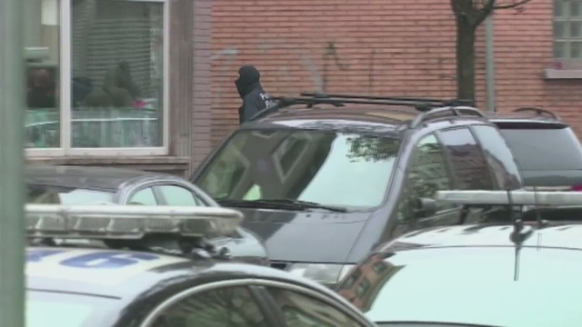 Władze Brukseli nadal nie odwołały najwyższego stopnia zagrożenia terrorystycznego. Apelują za to do mieszkańców stolicy Belgii, aby unikali wychodzenia z domów.