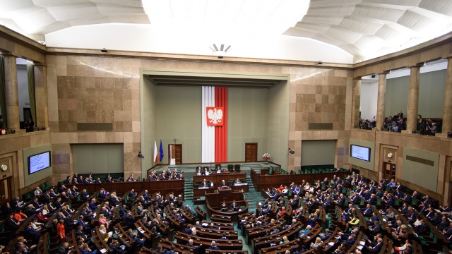 Mały happening posłów Platformy Obywatelskiej w Sejmie. Na swoich pulpitach ustawili flagi Polski i Unii Europejskiej.