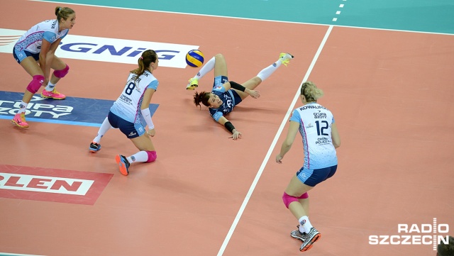 Siatkarki Chemika Police doznały pierwszej porażki w Lidze Mistrzyń. Drużyna trenera Giuseppe Cuccariniego przegrała w Turcji z obrońcą trofeum Eczacibasi Stambuł 0:3 w setach do 22,18 i 24.