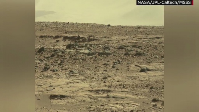 Do zadania takiego absurdalnego na pozór pytania skłaniają opublikowane przez NASA zdjęcia tajemniczego obiektu uwiecznionego przez łazik Curiosity, który eksploruje Czerwoną Planetę.